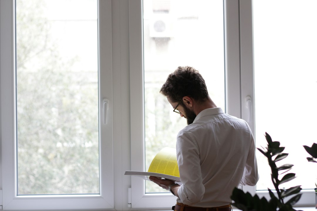 社会人が勉強を続けると起きる変化を象徴する、窓辺で本を読む人