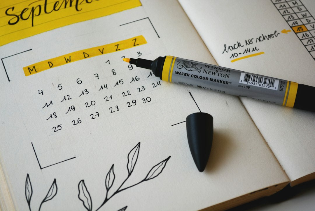 勉強を続ける仕組みを象徴する、計画を書き込むノートとペン