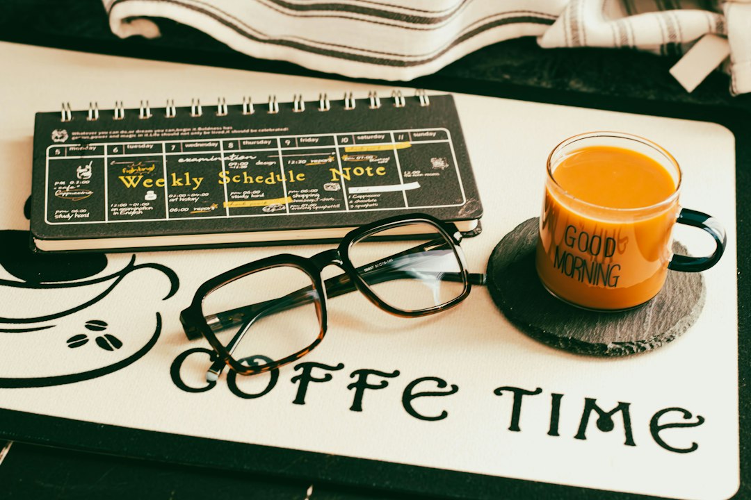手帳とコーヒーのある朝のデスク — 朝の習慣を仕組みで整えるイメージ