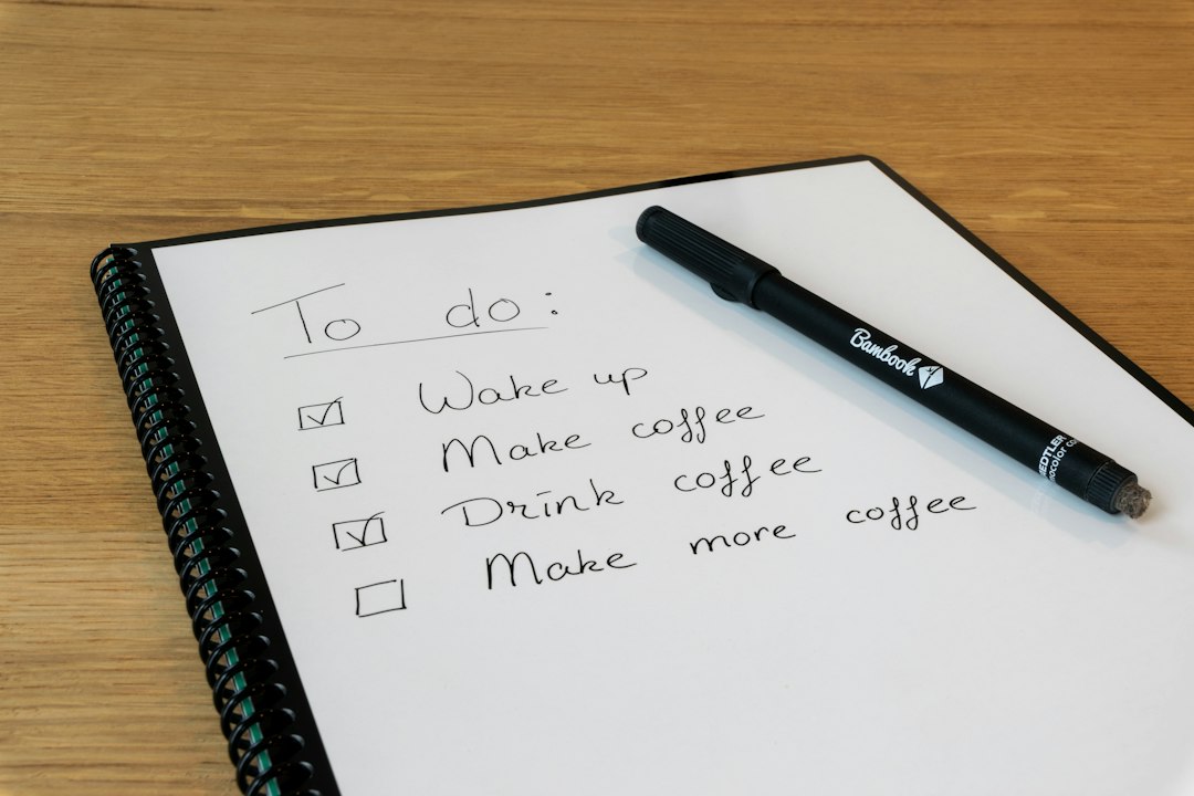 仕事ができる人がやることリストを書き出して段取りを整えるイメージ