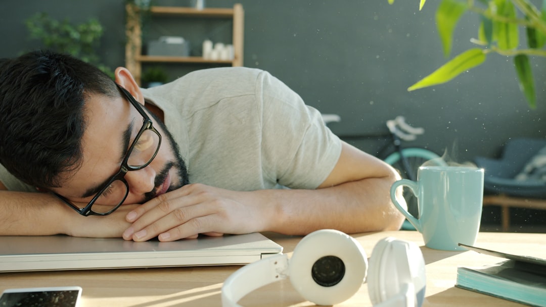 大学生の習慣が続かない理由 — 机で疲れて寝てしまう学生