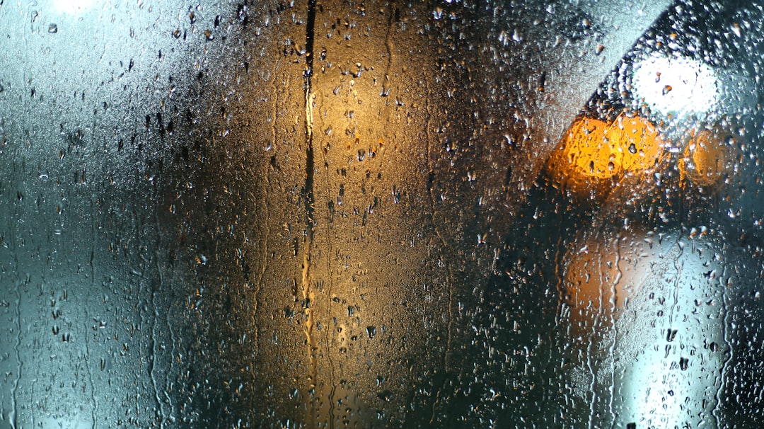日記を書いた直後に気分が落ちるのは正常 — 雨に濡れた窓