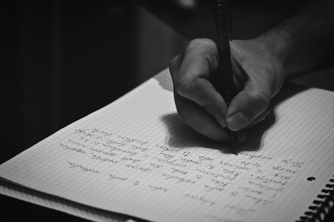 3行日記を無理なく続ける手元 — ノートに短く書き込む様子