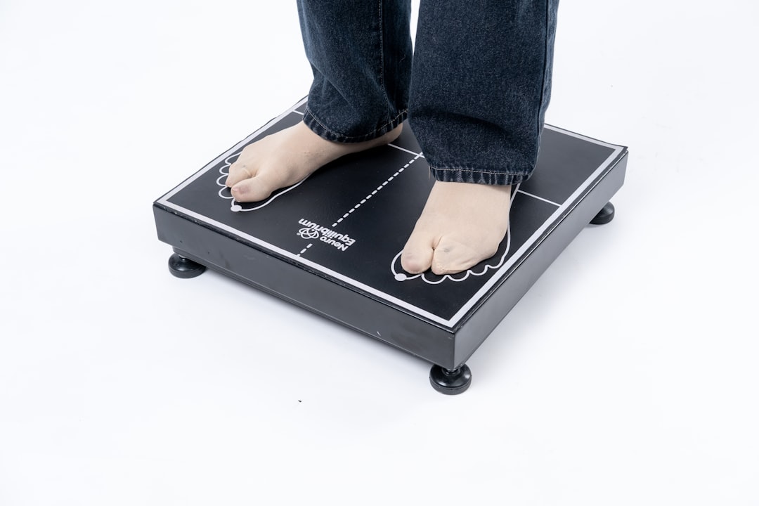 体重計に乗る足元。ダイエットが続かず数字に一喜一憂するイメージ