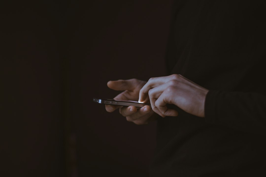 スマホを手放せず夜も画面を見てしまう様子 — デジタルデトックスとは何かを考える