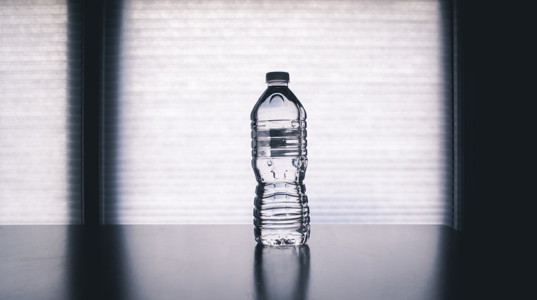 デスクに置かれたマイボトル — 水を飲む習慣をつくる環境設計