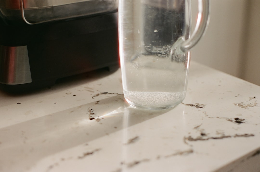 キッチンでコップに水を注ぐ — 既存の習慣に紐づける水の飲み方