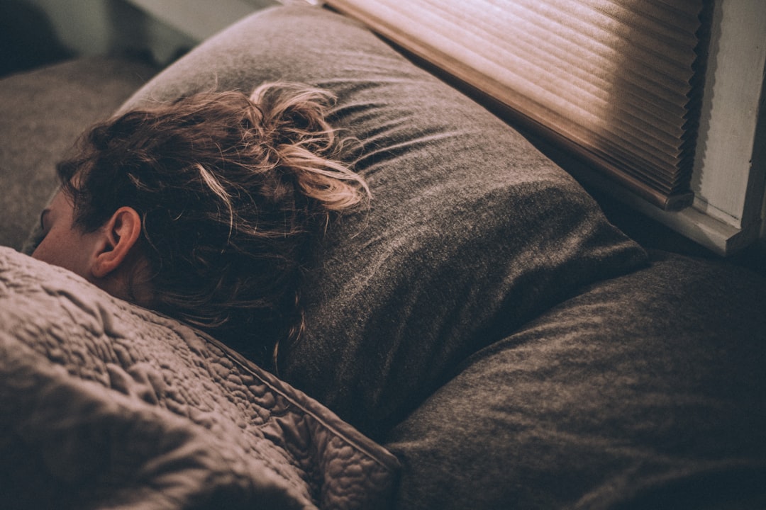 早寝が習慣化しない理由 — 体内時計とメラトニンのメカニズムを理解するための睡眠イメージ