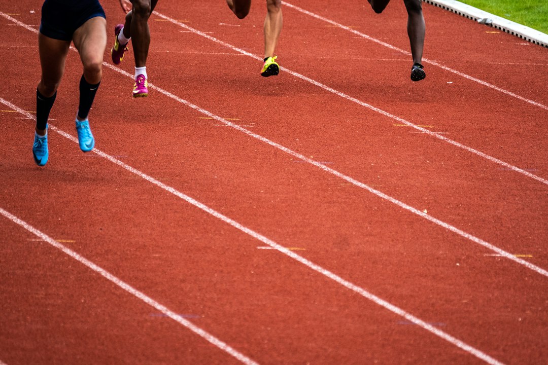 陸上トラックを走る人たち — 運動は20分続けないと意味ないのかを検証するイメージ