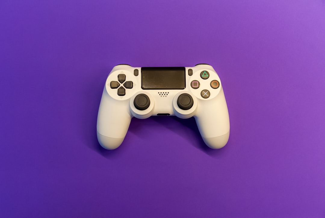 ゲーム感覚の習慣化アプリで使われるゲーミフィケーション — カラフルなゲームコントローラー