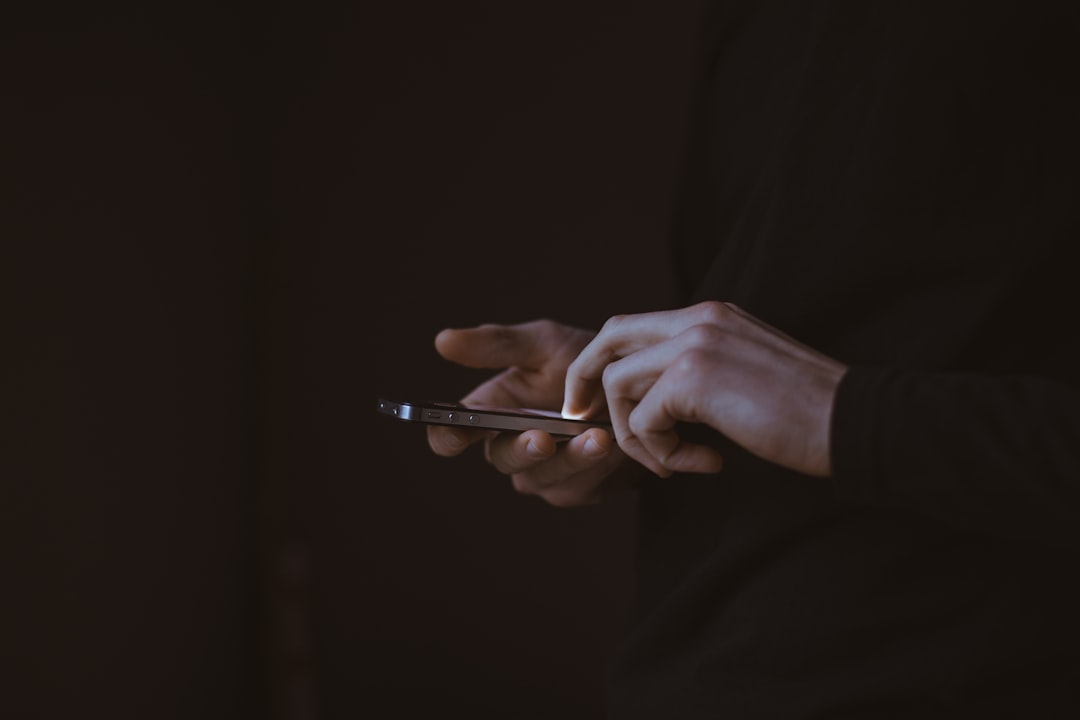 ゲームが複雑な習慣化アプリに疲れてしまう人 — スマホを持つシルエット