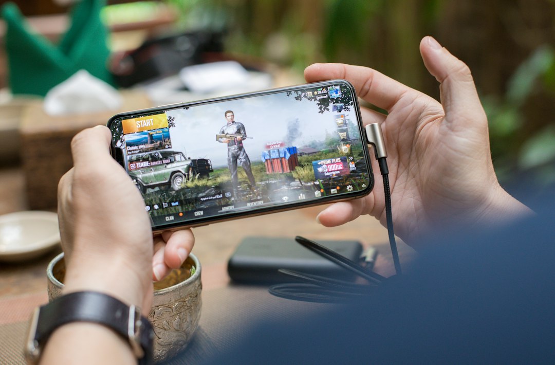 スマホゲームに夢中になる人 — ゲーミフィケーションの身近な例