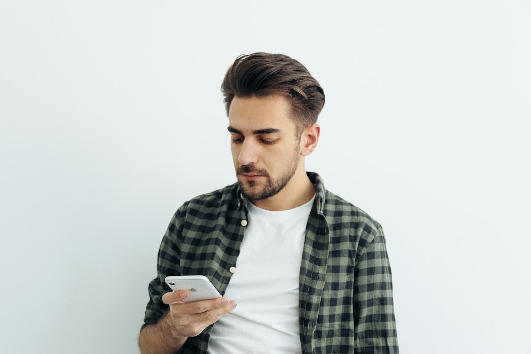 スマホを手に手持ち無沙汰な様子 — ゲーミフィケーションの逆効果と限界