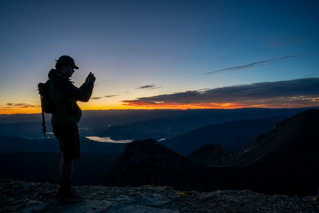 目標勾配効果のイメージ — 山頂というゴールに近づくほど足取りが速くなる登山者