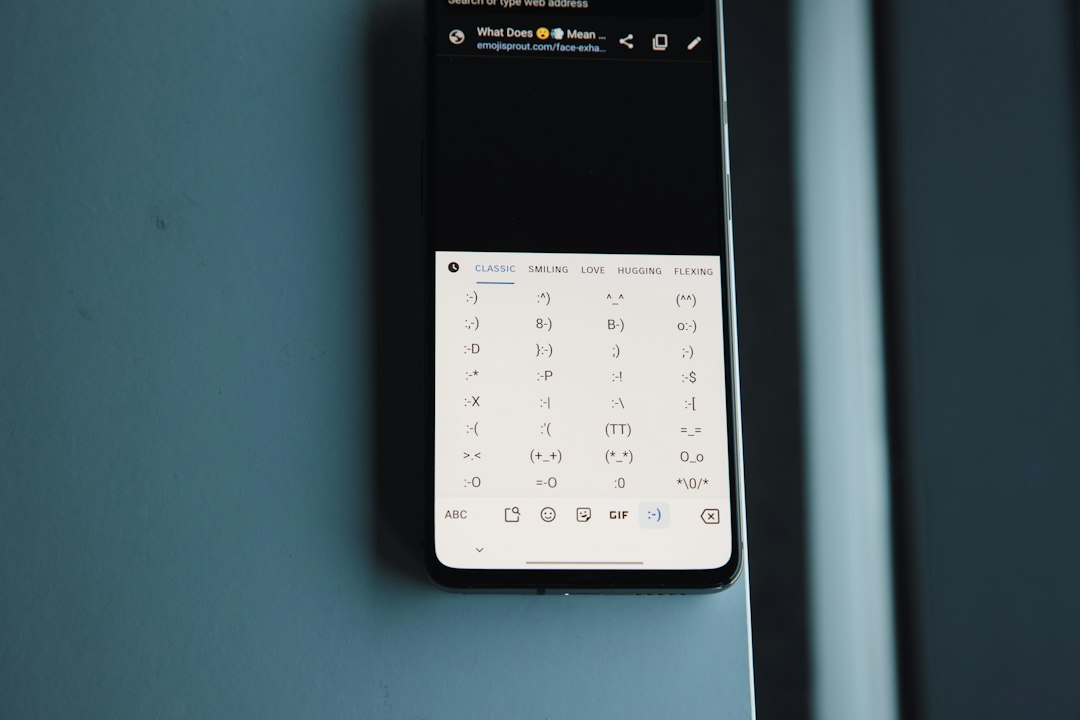 スマートフォンでカレンダーに予定を入れる手 — Googleカレンダーで習慣化するコツのイメージ