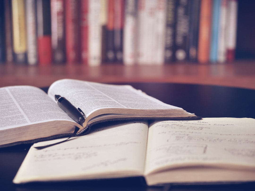 習慣化とご褒美の効果を科学的に解説する研究書のイメージ