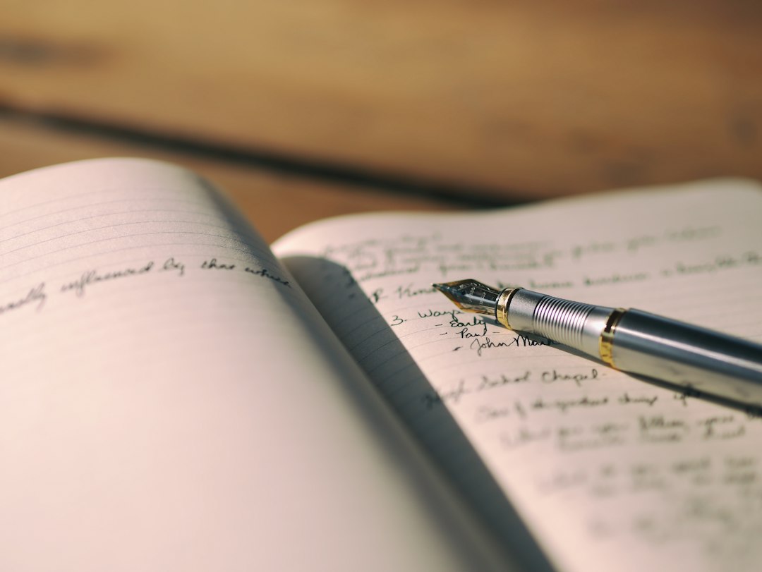 紙の手帳で習慣を記録する — 罫線ノートに書き込むペン