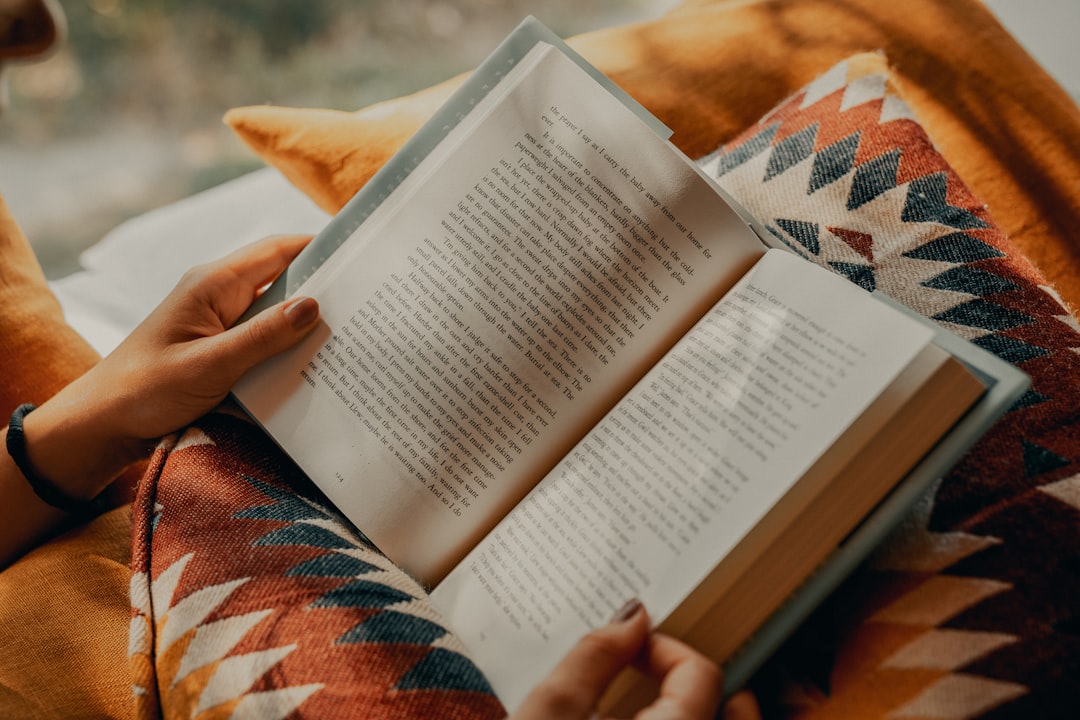 ぼくたちは習慣で、できている を読む — 静かな部屋で本を開くイメージ