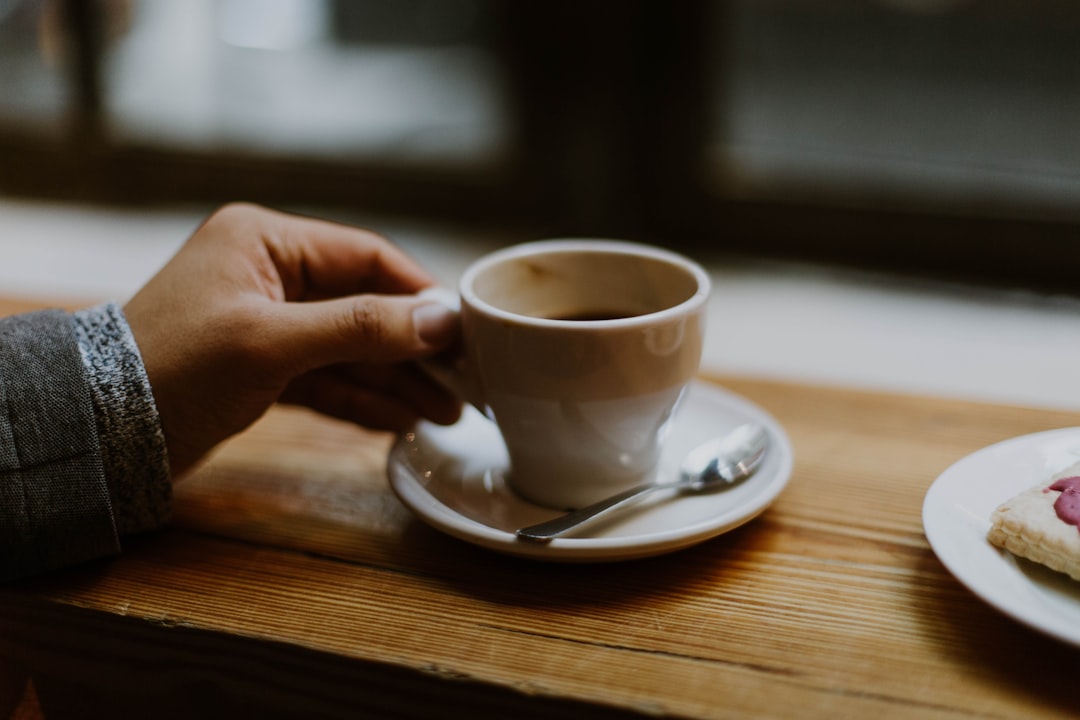 勤務サイクルの行動に紐づけるイメージ — 一杯のお茶を手にする朝の儀式