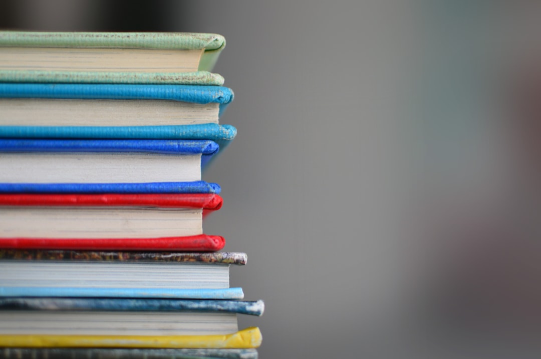 『やり抜く人の9つの習慣』を含む心理学の書籍が並ぶ棚
