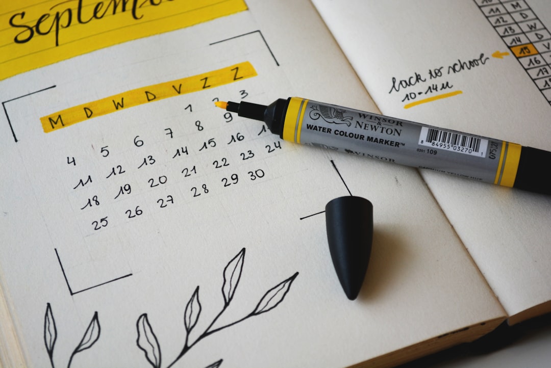目標を具体的に書き出すノートとカレンダー