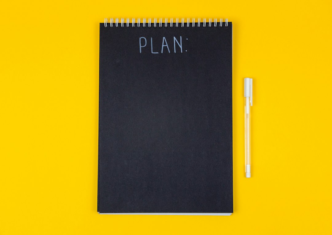 残業でも続く習慣を作る仕組み — PLANと書かれたノートで計画を立てる