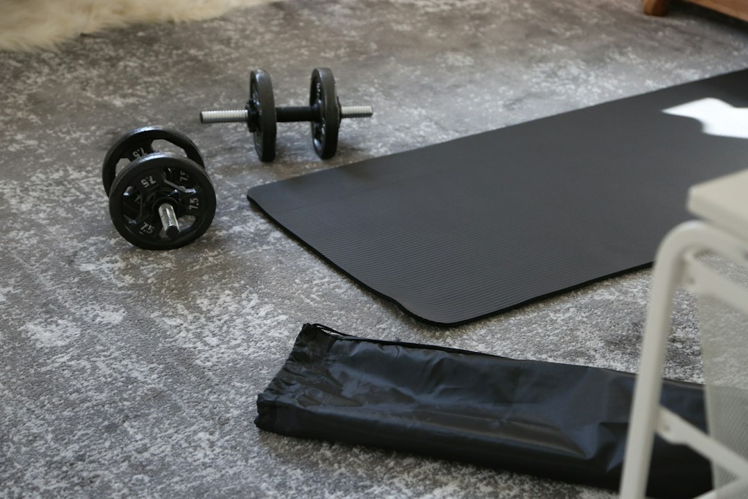 プランクなど体幹トレーニングに使うマットとダンベル — 効果を出す準備