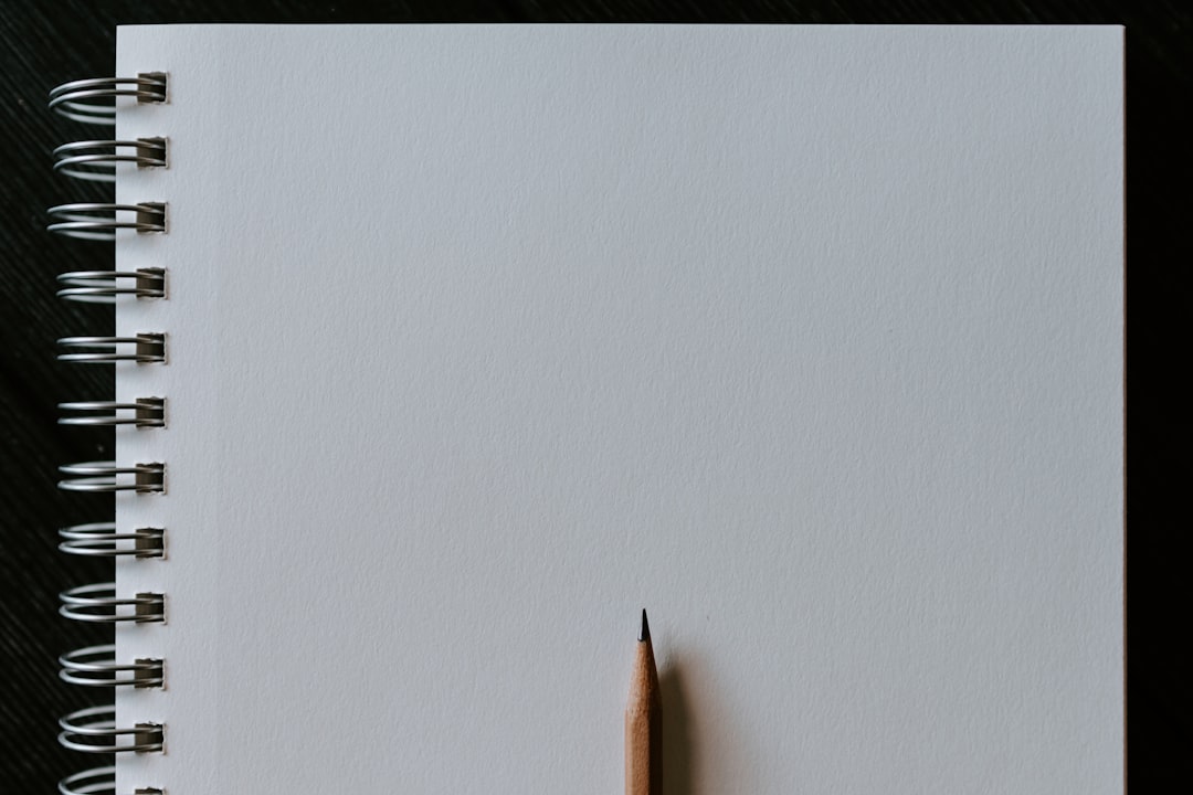 手帳が続かない人の、書きかけで放置された真っ白なノートとえんぴつ