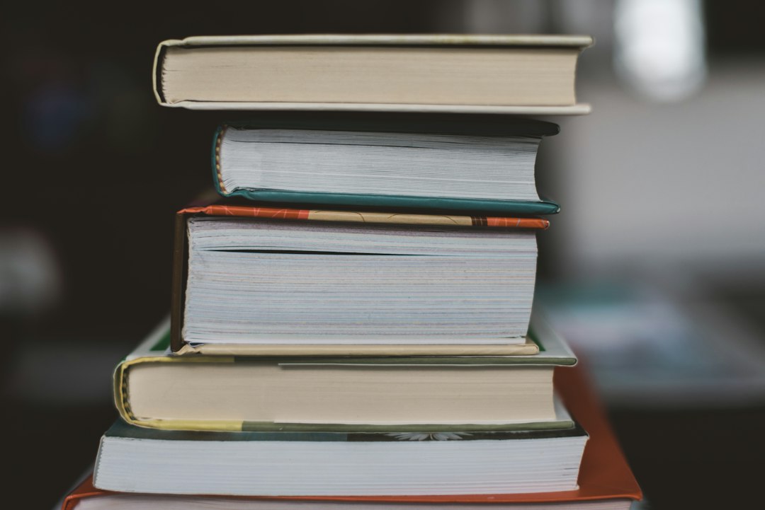 積み重なった本と、自分を褒める習慣を支える科学