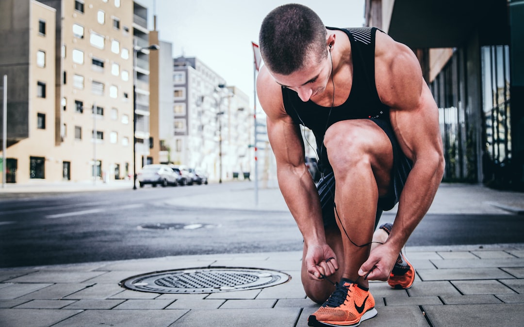 行動力がある人のようにランニングシューズを履いてすぐ動き出す準備をする様子