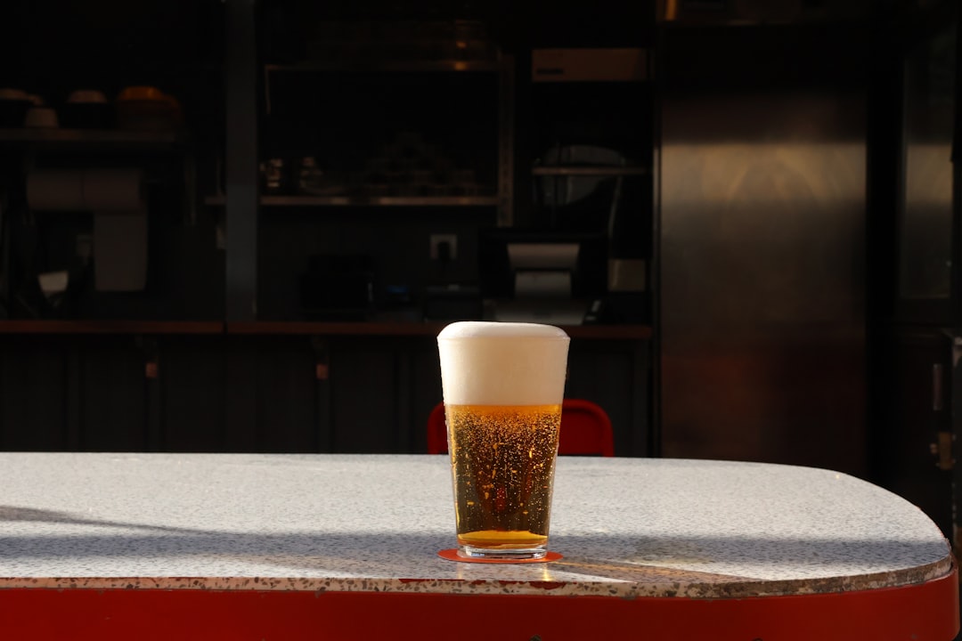 飲酒が習慣になっている夜 — テーブルに置かれたビールのグラス