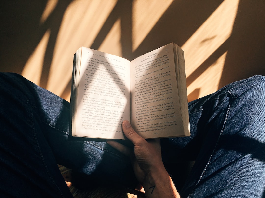 ゲームを読書に置き換える——朝の光の中で本を読む人