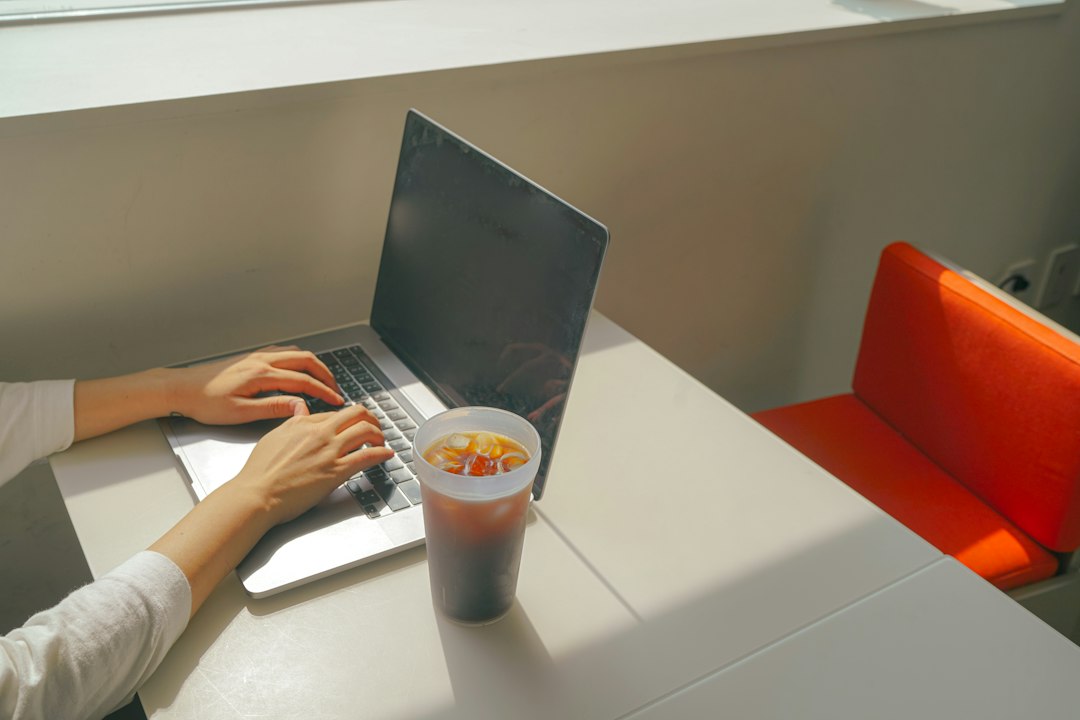 デスクで作業中についお菓子に手が伸びる — 間食がやめられない様子
