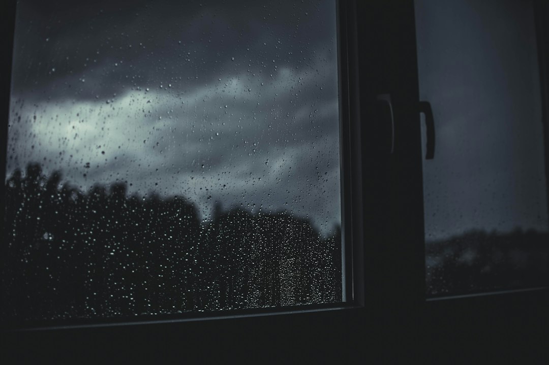 雨の日にやる気が出ない原因＝水滴が流れる窓ガラス