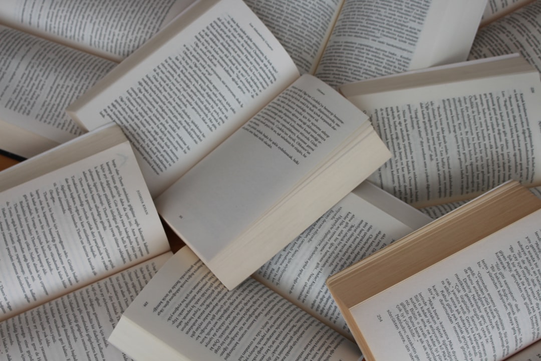 積み重なった開いた本 — 読書を続けると複利で積み上がる効果のイメージ