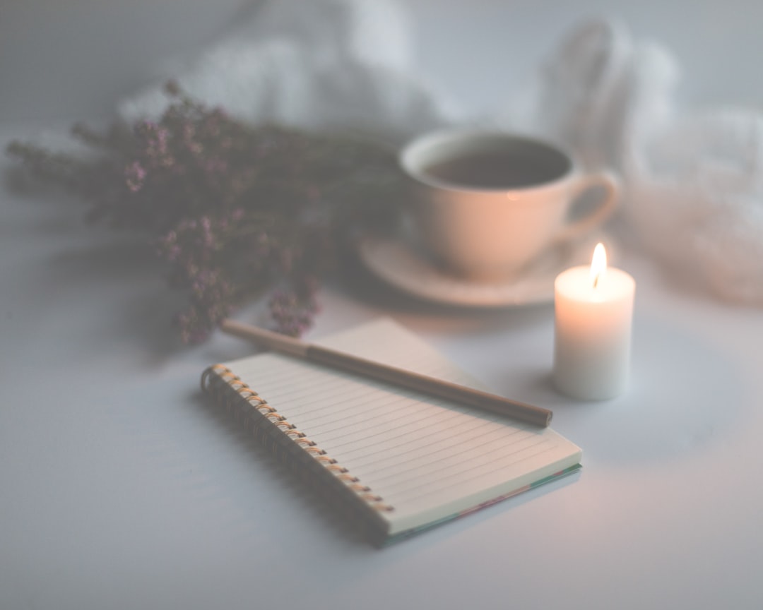レジリエンスを高める習慣を書き出すノートとコーヒー