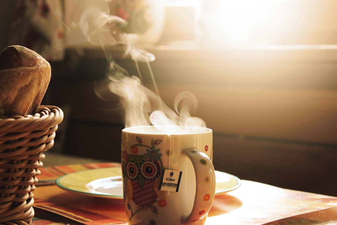 ルーティン表のイメージ — 朝のコーヒーから始まる決まった一日の流れ