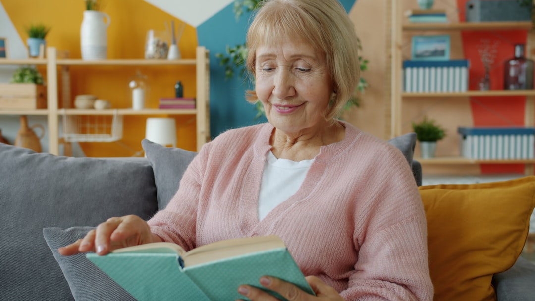 自分磨きの習慣リスト — ソファで本を読む女性