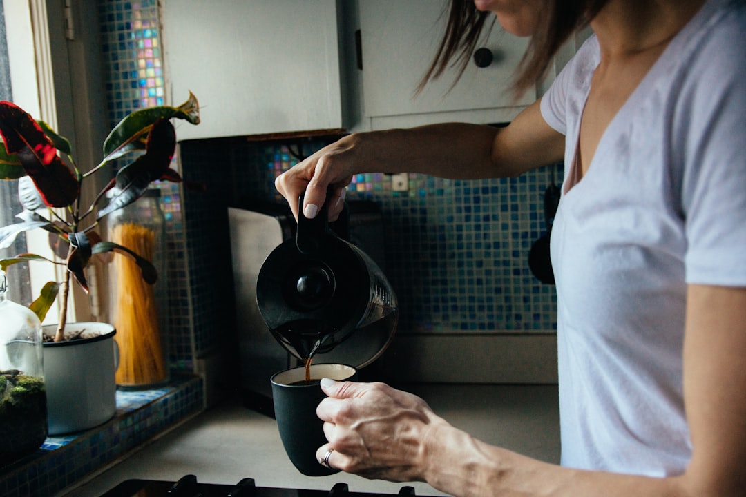 意志でなく習慣で回る朝のルーティン — コーヒーを持つ手