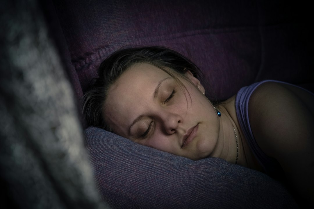 睡眠の90分サイクルとは何か — 静かに眠る人
