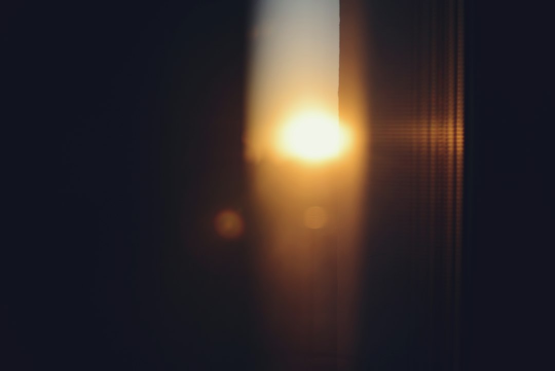 毎日同じ時刻に起きる規則性が目覚めを変える — 窓から差し込む朝日