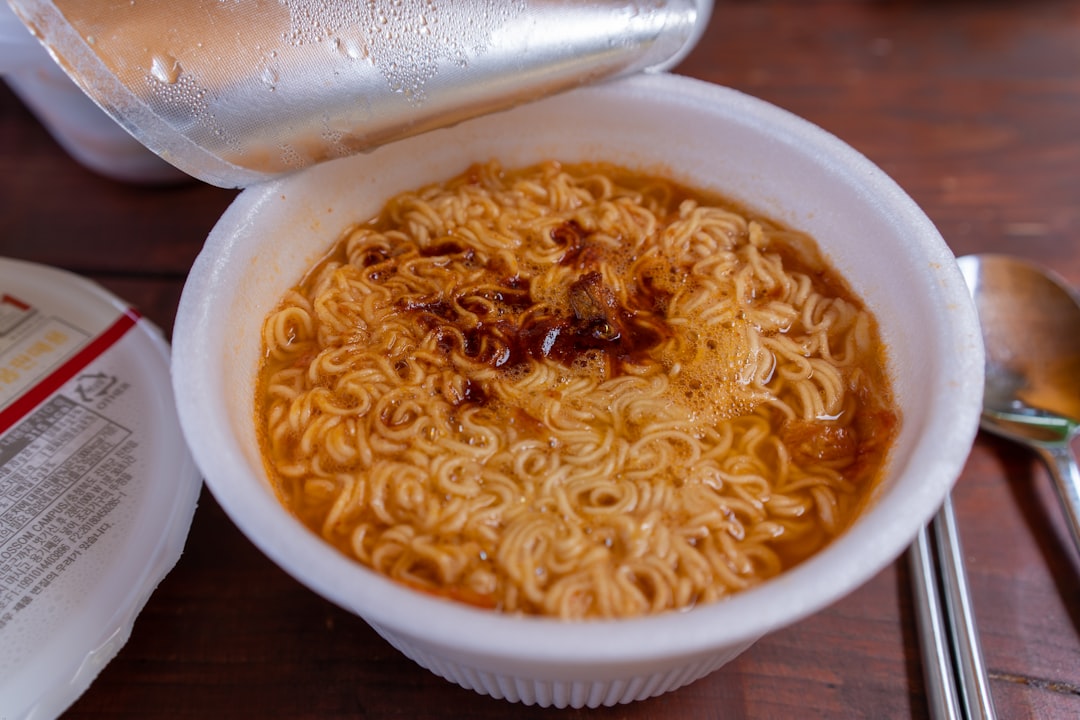 一人暮らしで自炊が続かず簡単な麺類で済ませてしまう食卓