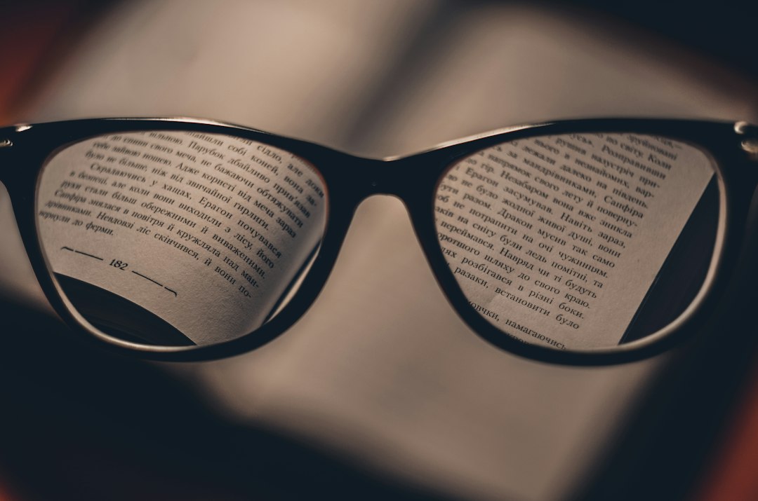 眼鏡に映る文字 — 速読の効果を科学的に検証するイメージ