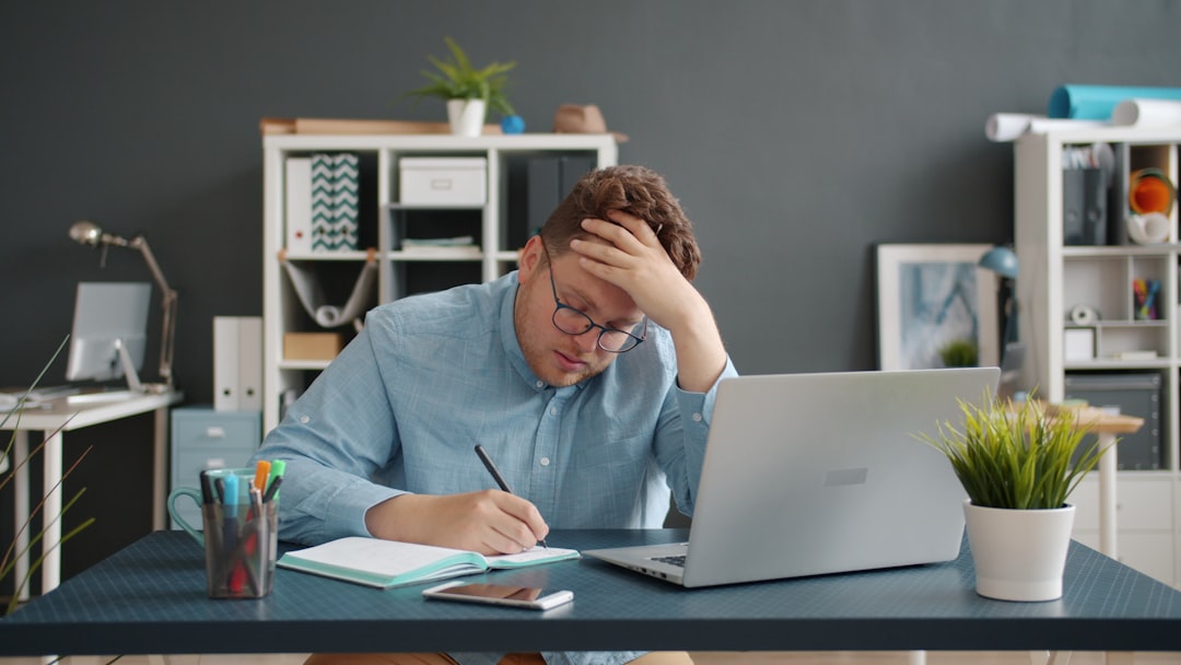 筋トレが続かない社会人の疲れ — 残業で疲れてデスクに突っ伏すビジネスパーソン