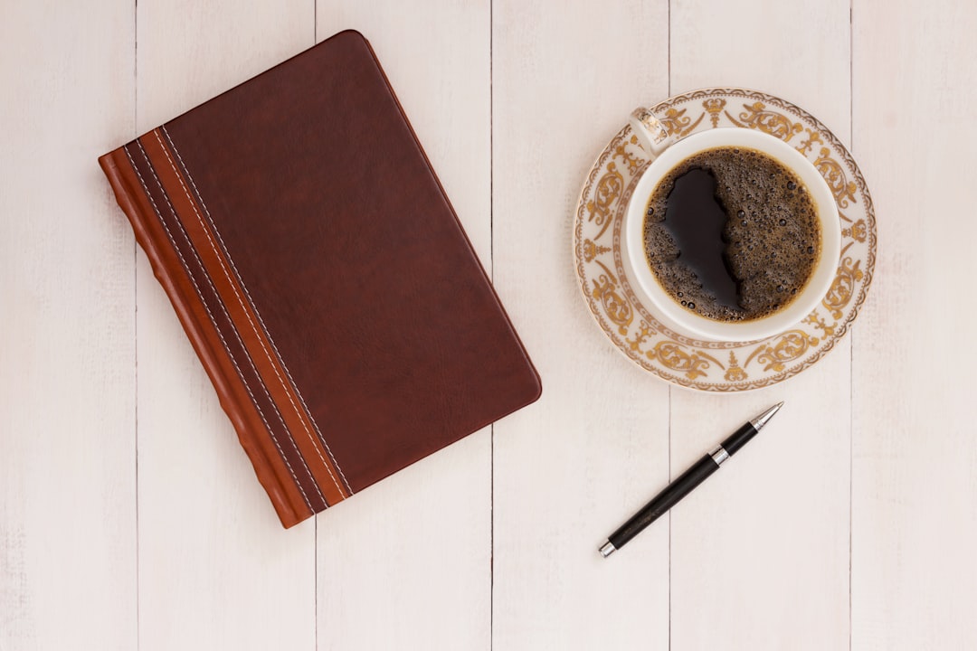 ストレスをためない人の習慣 — コーヒーとノートとペンで気持ちを書き出す