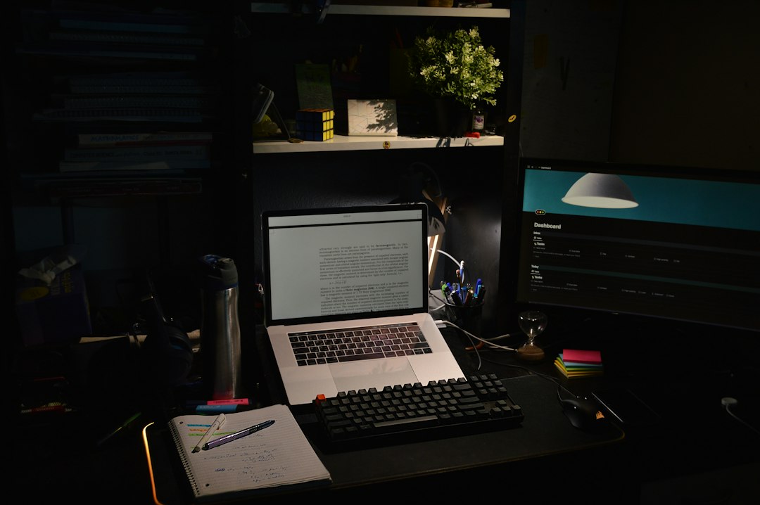 夜のデスクランプとノート — 夜の勉強が記憶の定着に向いている理由のイメージ