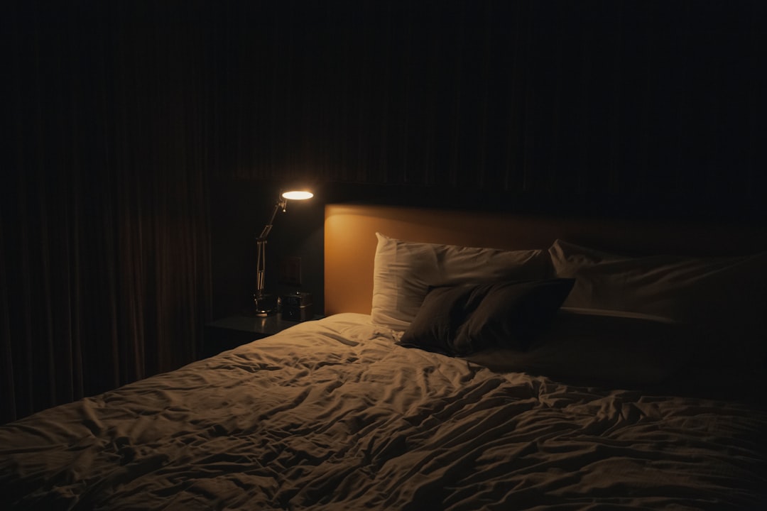 夜更かしで生活リズムが崩れる原因 — 深夜にベッドでスマホの光を浴びる場面