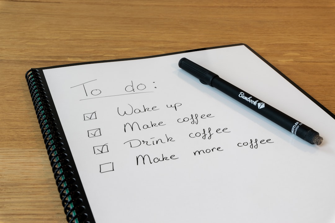 時間の使い方が上手い人がやっている習慣 — ペンを添えたノートに書き出したやることリスト