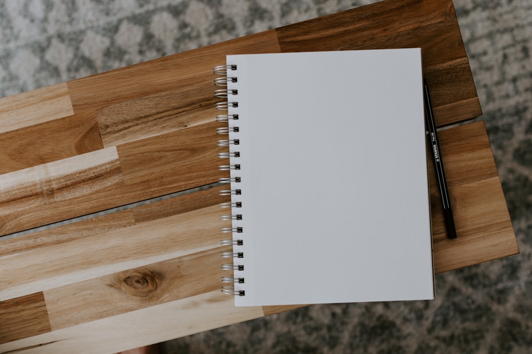 意志力を節約する仕組みを書き出すための、机の上のノートとペン