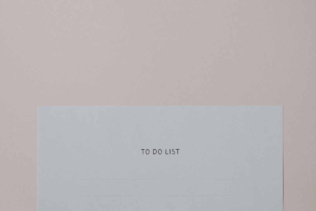 机に置かれた「to do list」と書かれたメモ — ツァイガルニク効果で未完了のタスクが気になる様子